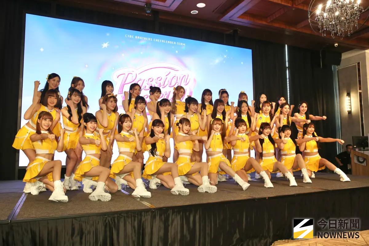 ▲中職中信兄弟啦啦隊「Passion Sisters 」今（11）日全新陣容公開，峮峮、短今、妮可及曼容率領共32位成員亮相，珮含、容容加入成為生力軍，韓籍成員邊荷律、金渡兒宣布續約。（圖／記者邱曾其攝影）