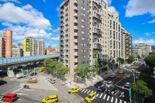 台北買房「大馬路vs巷弄」怎麼選？一圖看懂價差　松山一坪差20萬