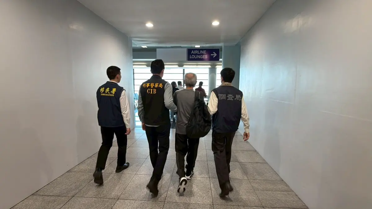 ▲高齡80歲的製毒師張文忠，潛逃菲律賓十年後，今日遭押解回台。（圖／刑事局提供）