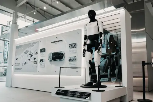 ▲Tesla Museum 現場展示與 Tesla 車輛共享 AI 技術的「第二代 Optimus 人形機器人」，揭示特斯拉從電動車商轉型為 AI 機器人公司的未來藍圖。（圖／特斯拉提供）