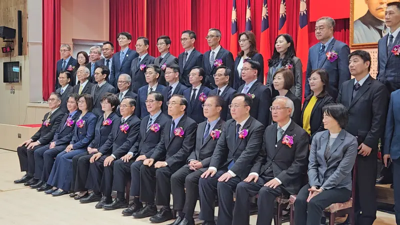    ▲陳舒怡（後排右四）從司訓所40期結業，曾辦過東森集團總裁王令麟行賄典獄長、前陸委會副主委張顯耀、退役將領高安國及民進黨前黨工黃取榮多件共諜案。（圖／記者劉松霖攝）  