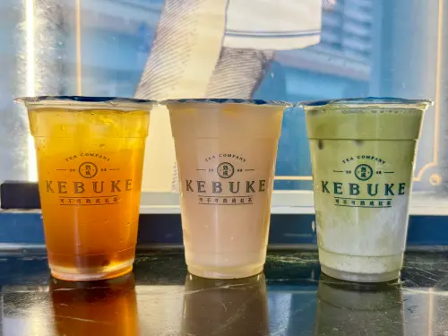 ▲可不可熟成紅茶新品，左起：茶花烏龍梅、茶花烏龍多多、茶花輕焙烏龍。（圖／記者蕭涵云攝）