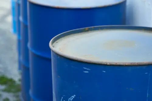 ▲即使到了現代，常看到的藍色鋼製油桶（Blue Drum），實際容量其實是55 美制加侖（約 210 公升），但國際原油報價的金額還是以42 加侖為 1 桶計算。（圖／PhotoAC）