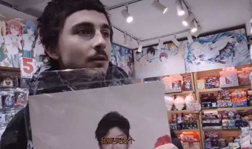 ▲▼甜茶用中文買孫穎莎海報，並使用行動支付付款。（圖／TimotheeChalamet_甜茶微博）