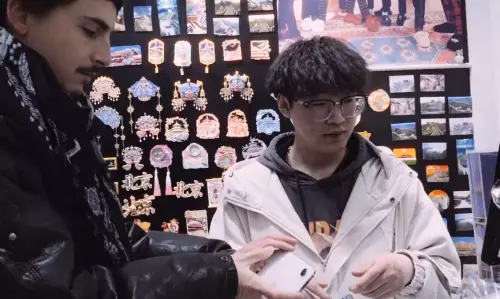 ▲▼甜茶用中文買孫穎莎海報，並使用行動支付付款。（圖／TimotheeChalamet_甜茶微博）