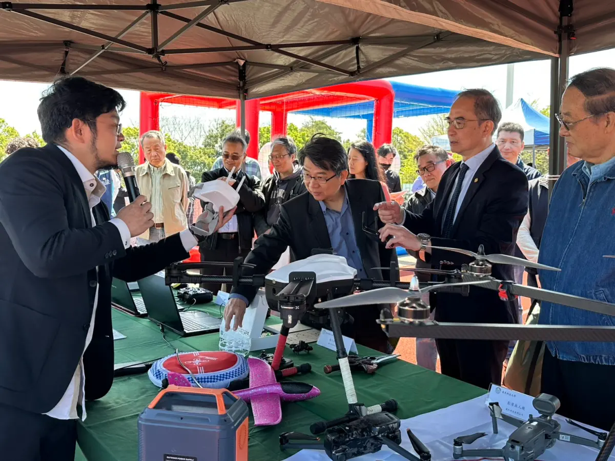 ▲嶺東科大校長陳仁龍引領貴賓，參觀靜態展示區多款最新無人機設備。（圖／嶺東科大提供）