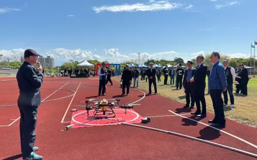 ▲嶺東科大位於寶文校區戶外運動場新設置的無人機專業訓練場域啟動。（圖／嶺東科大提供）