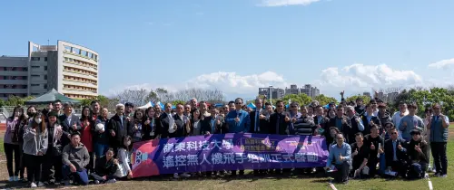 ▲嶺東科大遙控無人機飛手訓練培訓基地啟用大合照。（圖／嶺東科大提供）