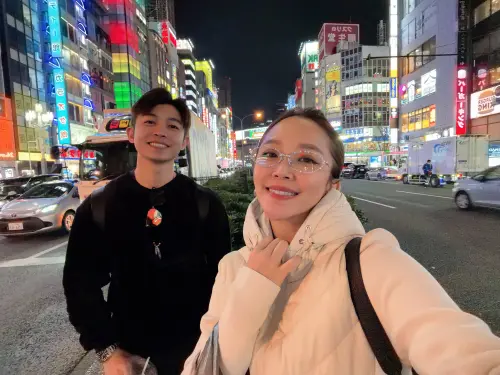 ▲賴慧如（右）前往東京為中華隊加油，未料嗨到失聲。（圖／翻攝自賴慧如臉書）