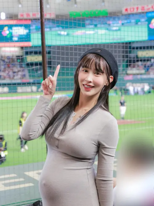 ▲啾啾（如圖）挺著孕肚飛往東京幫老公陳晨威加油。（圖／翻攝自啾啾IG@juliaaa.49）