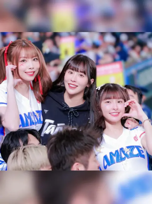 ▲啾啾（中）與前隊友峮峮（右）和妮可（左）合照。（圖／翻攝自啾啾IG@juliaaa.49）