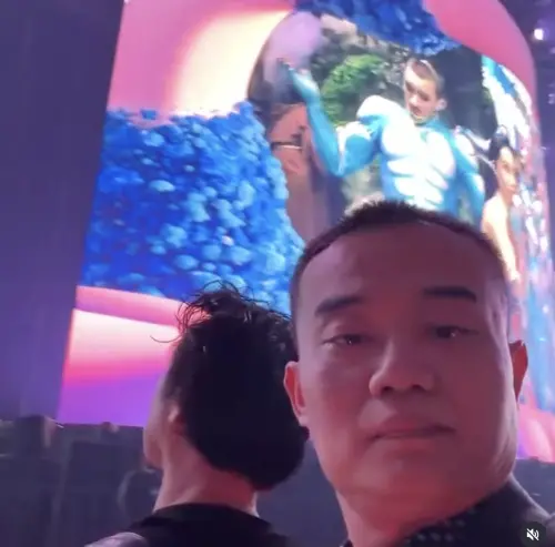 ▲童榮地（如圖）在各大演唱會上以同個角度、淡定表情自拍，短短2天爆發2千萬流量。（圖／翻攝自童榮地IG＠rongditong）