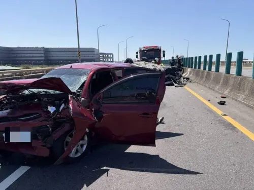 ▲台61線西濱快速道路北上20.2公里處，今日中午發生紅色自小客車逆向撞擊事故，導致白色轎車當場翻覆、底盤朝天，兩名駕駛受傷送醫。（圖／蘆竹警分局提供）