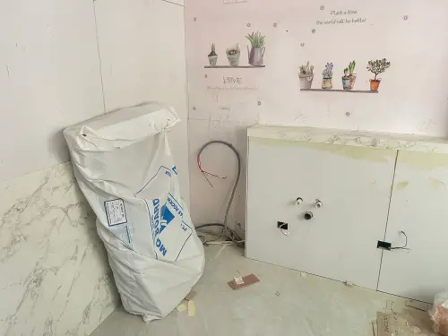 小資女翻修老宅遇裝潢蟑螂！花200多萬竟拆完家就跑：連門都沒了