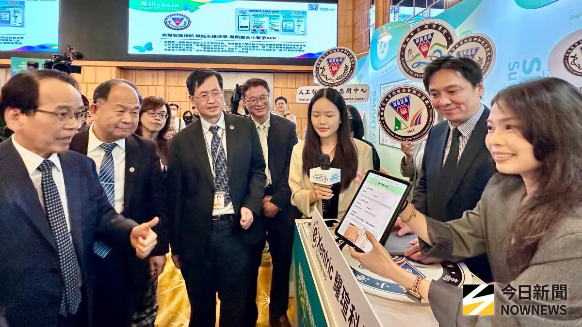 ▲高雄市副市長林欽榮參觀多家企業與機構展區亮點。高雄醫學大學醫療體系以「健康台灣深耕計畫」為核心，展示多項智慧醫療成果。（圖／記者陳美嘉攝，2026.03.11）