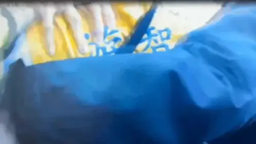 ▲游智彬砸雞蛋險砸中記者遭到警方架離，而後不放棄於陳抗區繼續抗議。（圖／警方提供）