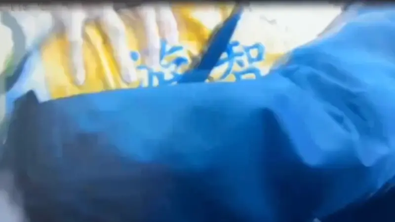    ▲游智彬砸雞蛋險砸中記者遭到警方架離，而後不放棄於陳抗區繼續抗議。（圖／警方提供）  