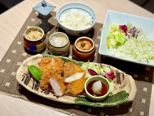 ▲靜岡勝政日式豬排不只開吃酥炸龍虎斑，還有雙拼「龍虎斑腰內豬排套餐」。（圖／記者蕭涵云攝）