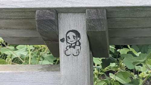 ▲謎樣的裸女圖案不只出現在靜岡縣的10日元硬幣，也出現在街頭的公共設施。（圖／翻攝自@100HikoＸ）