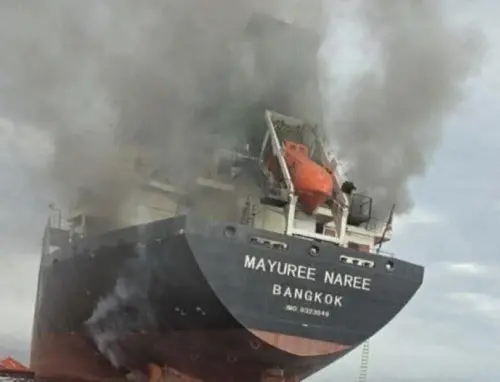 中東衝突波及！泰國貨船剛過荷姆茲海峽遇襲起火、船員緊急棄船