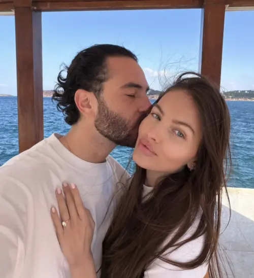 ▲蒂蘭布蘭多曬出自己被求婚成功的照片。（圖／IG@thylaneblondeau）