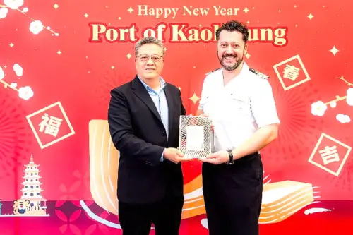 ▲台灣港務公司高雄港務分公司港務長陳祖強(左)致贈首航紀念牌給銀海郵輪公司所屬銀海明月號(SILVER MOON)郵輪，由該輪船長(右)代表接受。(圖／高雄港務分公司提供)