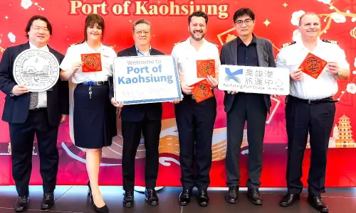 ▲高雄港務分公司港務長陳祖強(左3)致贈年節特色春聯給銀海明月號(SILVER MOON)郵輪船長(右3)及幹部，以資紀念。(圖／高雄港務分公司提供)