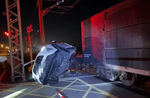 苗栗通霄火車事故！轎車疑闖平交道　遭貨物列車撞擊側翻
