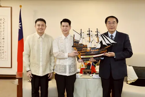 ▲ 加美地市Denver Chua市長(中)致贈古船模型象徵兩市友誼勇往直前(左為加美地市副市長BenzenRaleigh Rusit)。（圖／南市府提供）