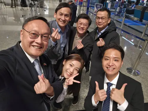 ▲台中市副市長鄭照新和5位藍委一起送機，開心比手勢合照。（圖／鄭照新提供，2026.03.11）