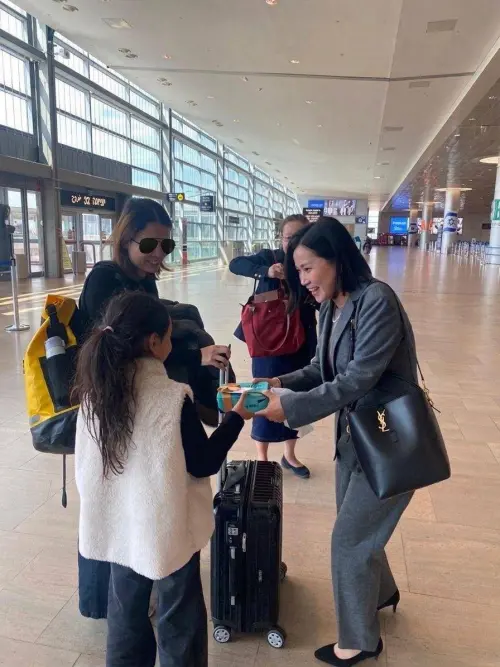 ▲駐以色列代表處代表李雅萍大使（右一）赴機場送機離以國人母女，並致贈巧克力點心慰問。（圖／外交部提供）