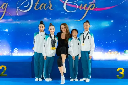 ▲瑞莎（中）經常帶著小選手們出國比賽，甘願為台灣體操界付出。（圖／瑞莎 Larisa﻿臉書）