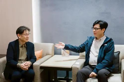 ▲高雄市府團隊與熊本縣廳雙方11日於桃園國際機場會合並進行會晤，陳其邁與日本熊本縣副知事竹內信義對談聚焦全球供應鏈韌性。（圖／高市府提供）