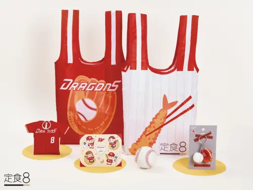 ▲爭鮮定食8「味全龍」周邊商品，購物袋、鑰匙圈、Q版貼紙，滿額加價開搶。（圖／爭鮮餐飲提供）