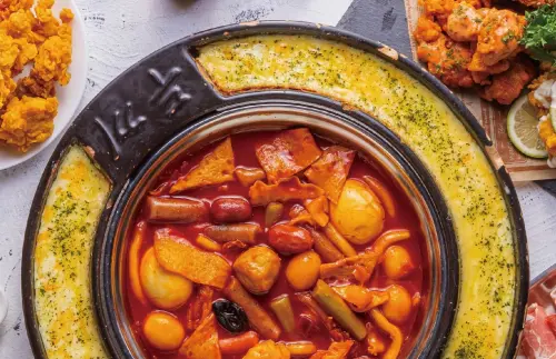 ▲兩餐火鍋是來自韓國的知名連鎖年糕火鍋吃到飽餐廳，提供多樣化韓式年糕、醬汁、炸雞、魚板及泡麵，因價格親民深受學生與年輕人喜愛。（圖／兩餐韓國年糕火鍋吃到飽 Dookki Taiwan臉書）