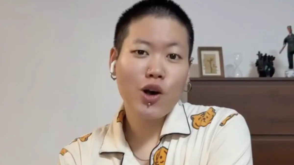 ▲140萬中國抖音網紅、YouTuber「陳土豆」（如圖）於各大社群平台竄紅，憑藉浮誇表情、生動演技及搞笑無尺度的表現方式，精準戳中觀眾笑點，影片累計上千萬觀看，現年26歲的陳土豆，剃著平頭、以中性打扮示人，魅力強大。（圖／翻攝自陳土豆IG）