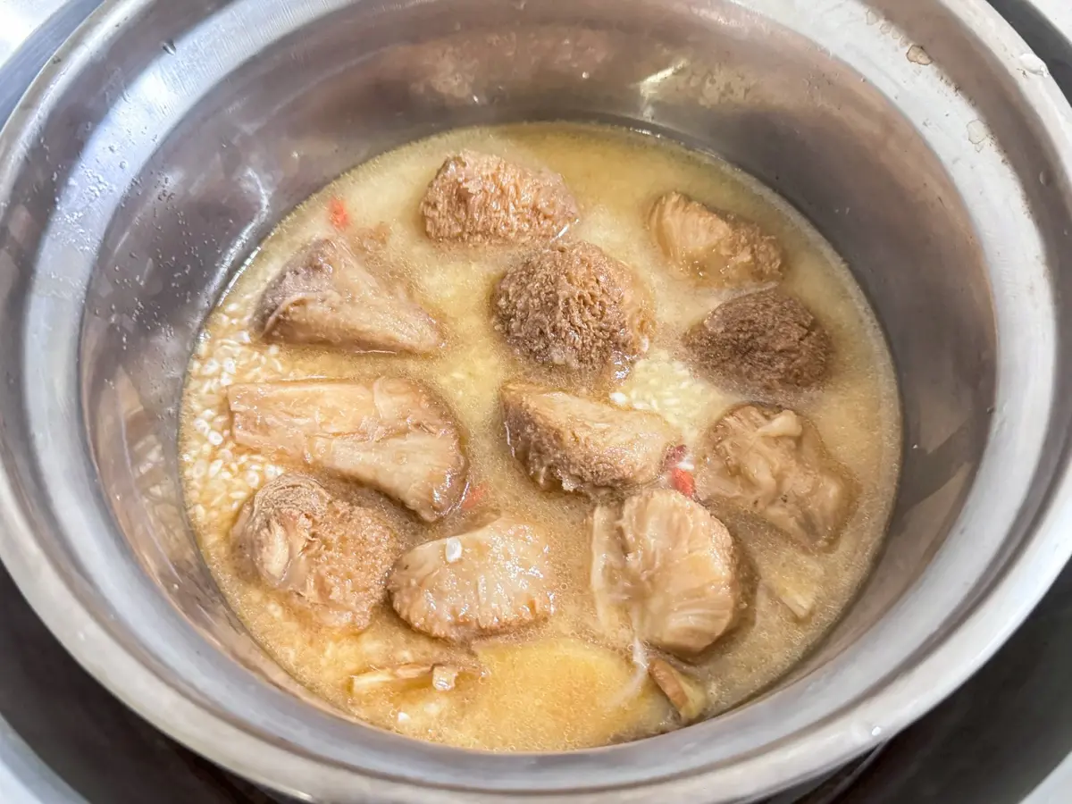 ▲有會員在好市多試喝到「麻油猴頭菇湯」，一喝愛上，回家後想到可以做成炊飯，不僅做法簡單、免開火，又超好吃。（圖／翻攝自Costco好市多商品經驗老實說）
