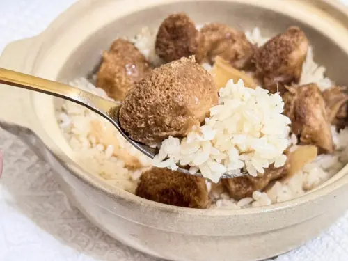 ▲原PO表示只要把米洗好，放進電鍋，再倒入麻油猴頭菇湯，按下煮飯鍵，就能簡單吃到炊飯。（圖／翻攝自Costco好市多商品經驗老實說）