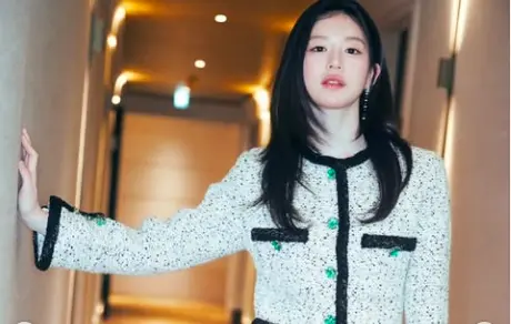 高允貞同框Jennie！她時裝周裹毛毯被拍　遮住CHANEL遭批不專業