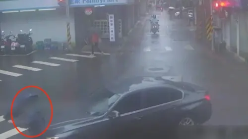 最佛系車禍？新北男馬路過一半挨撞　下秒竟「原地解散」網全看傻