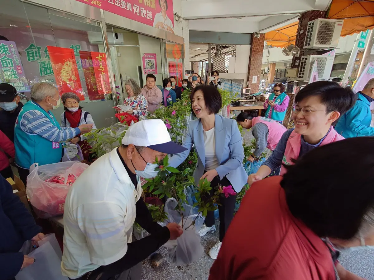 ▲「一人一樹種希望」市議員陳俞融與立委何欣純透過贈苗活動，與市民相約共同打造永續綠色台中。(圖／陳俞融提供2026.3.12)