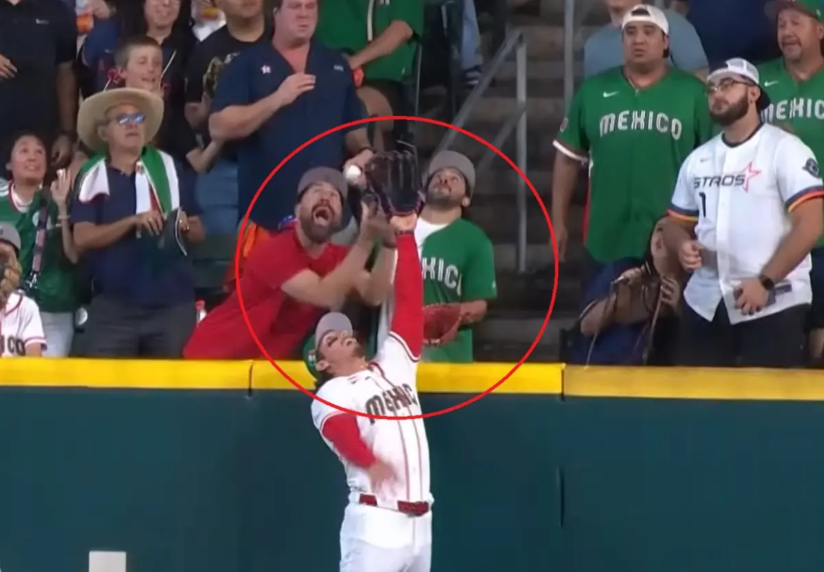 ▲義大利隊長帕斯昆汀諾（Vinnie Pasquantino）打出右外野深遠飛球，墨西哥外野手杜蘭（Jarren Duran）早早來到牆邊準備上演美技，結果球最後落到一位墨西哥球迷手中，形成全壘打，有球迷就笑說，「這老兄也是美國籍吧？」（圖／WBC官方X）