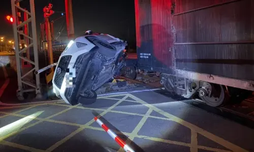 超扯台鐵副站長！遭爆料翹班早退　駕車闖平交道肇逃數小時神隱
