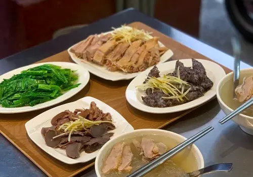 ▲位在台南有80年歷史的鴨肉小吃店「竹記冬菜鴨」，很受在地人歡迎。（圖／翻攝Google 評論）