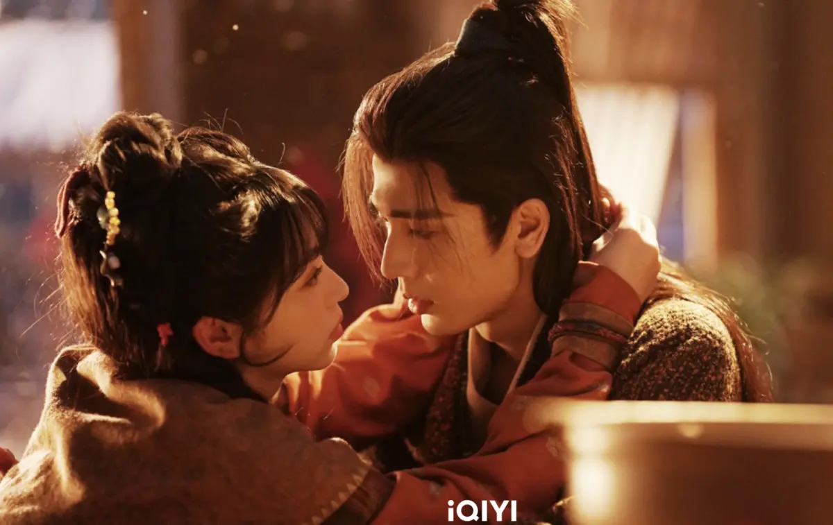 ▲《逐玉》田曦薇（左）在劇中對張凌赫的追求攻勢非常猛烈，張凌赫一句「現在想吃糖嗎」暗示要親她，兩人在活動中也還原這段名場面。（圖／iQIYI愛奇藝國際版提供）