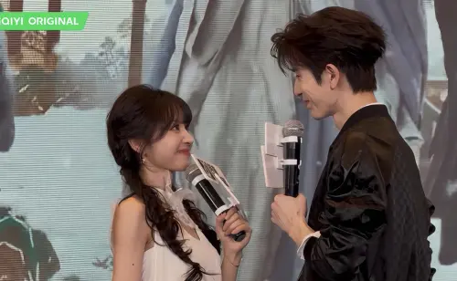 ▲田曦薇（左）和張凌赫在線下活動中重現劇中名場面。（圖／iQIYI愛奇藝國際版提供）