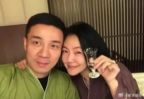 ▲對於爆料，許雅鈞（左）昨日則發出102字聲明否認，表示對外界的紛擾與毀謗並不在意。（圖／新浪娛樂微博）