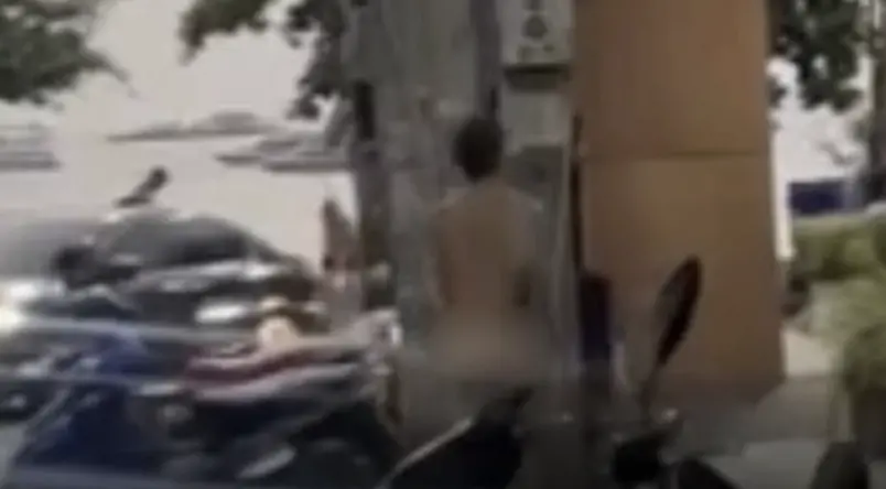▲芭達雅海灘路驚見外籍男子全裸奔跑，神情慌張邊跑邊遮掩下體，畫面被民眾拍下並在社群媒體瘋傳。（圖／翻攝自The Thaiger）