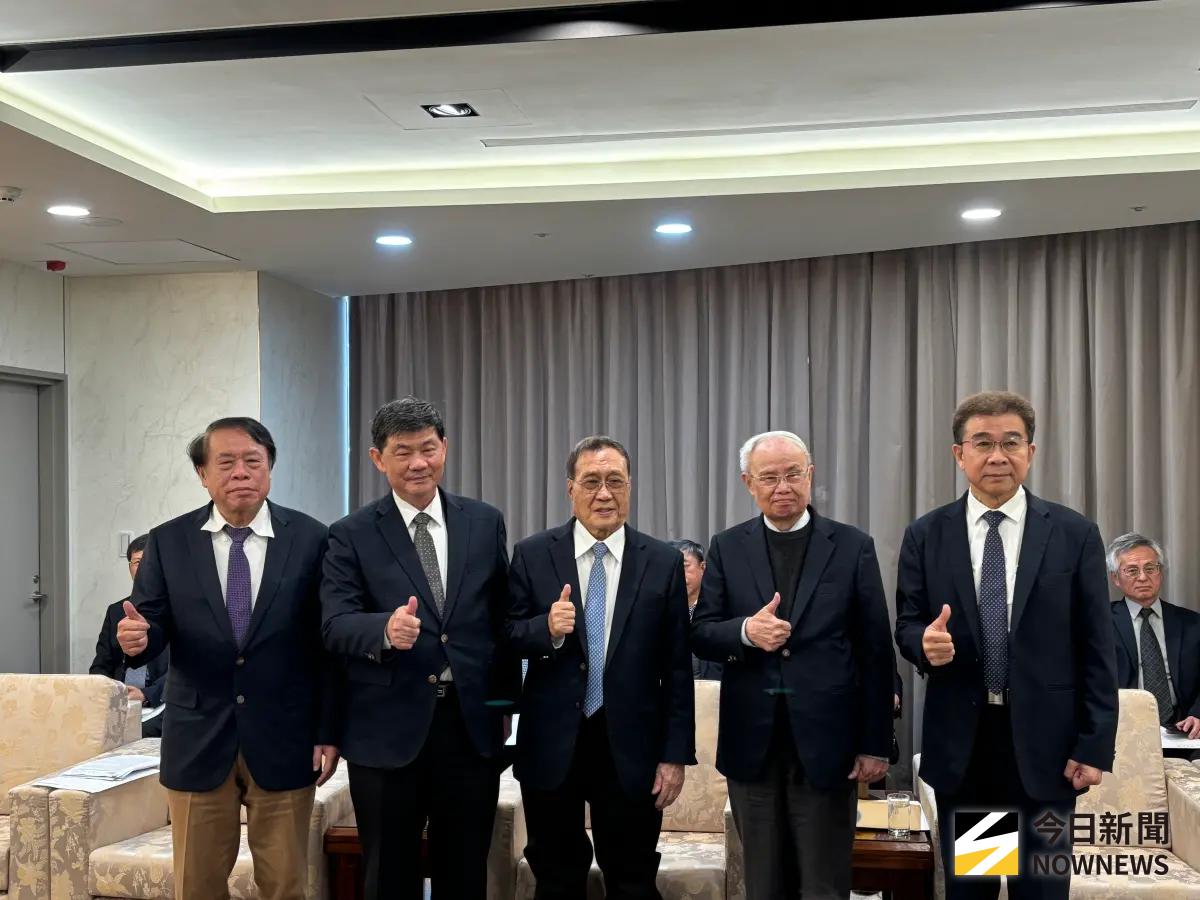 ▲台塑企業今（12）日舉記者會，台塑企業總裁吳嘉昭率領台塑、台塑化、台化、南亞等公司經營團隊出席。（圖／記者李青縈攝）