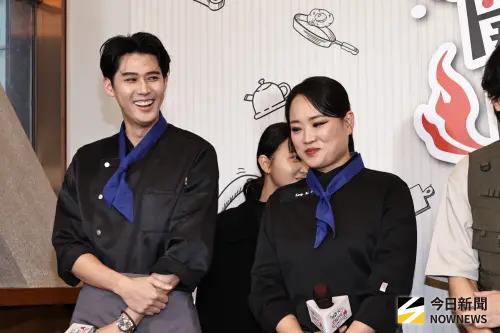 ▲李玉璽（左）在《開火開伙》擔任二廚角色，輔佐鄭智善完成一道道美食。（圖／記者吳翊緁攝影）